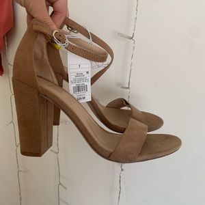 Size 7. NEW with tags. Women's taupe mid block Heel Pump Sandals